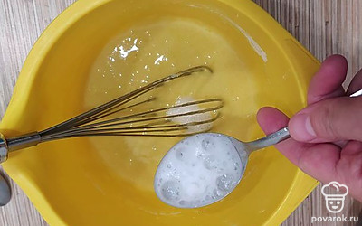 Приступить к готовке самого теста. Взять удобную глубокую емкость, вбить туда яйца, добавить сахар. Все тщательно перемешать. Засыпать просеянную муку, вновь все перемешать. Пищевую соду погасить уксусом, добавить в тесто. Перемешать в последний раз. Тесто получается довольно жидкое.