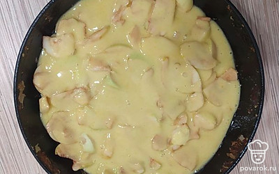 Готовое тесто равномерно вылить на сковороду, яблочки должны быть покрыты.