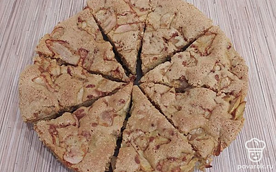 Чтобы произвести впечатление на гостей, аккуратно разрежьте пирог и разместите на большой плоской тарелке. Подавайте с горячим ароматным чаем. Приятного вам чаепития!