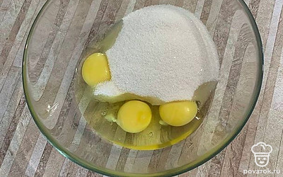 Перемешать в миске яйца и сахар.