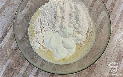 К смеси яиц и сахара добавить муку, сметану, соль.