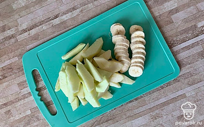 Нарезать банан и яблоко.