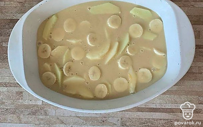 Выложить на дно формы банан и яблоко, залить смесью, выпекать в духовке при температуре 180 градусов 30 минут.