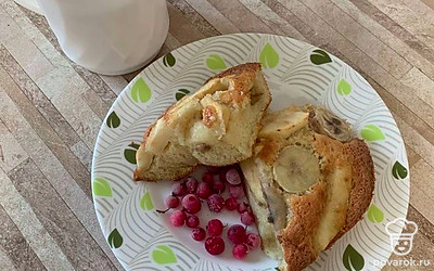 Перед подачей на стол шарлотку с бананом и яблоком подавать порционно, украсив ягодами или фруктами. Подавать с чаем.