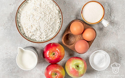 Просейте муку с помощью сита. Помойте и обсушите яйца. Помойте яблоки и очистите от кожуры. Подготовьте блендер и круглую форму для выпекания. Разогрейте духовку до 180°C.