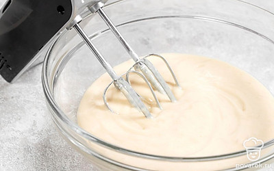 Смешайте в миске яйца и сахар, взбейте до пышной массы. Добавьте кефир и продолжайте взбивать. Постепенно добавляйте муку в миску с тестом, продолжая взбивать, чтобы избежать комков. Добавьте соду и снова взбейте тесто до однородности.