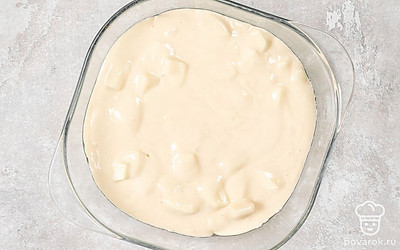 Нарежьте яблоки на произвольные кусочки и добавьте в тесто. Перемешайте и вылейте массу в форму для выпекания. Отправьте в духовку на 40 минут. Когда шарлотка зарумянится и будет готова, достаньте пирог и дайте отдохнуть 10 минут. Затем вытащите из формы и дайте остыть. 