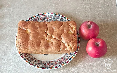 Шарлотка с яблоками на цельнозерновой муке — Рецепт с фото