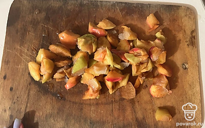 Яблоки нарежьте на мелкие кусочки.