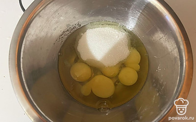 В миске соедините яйца и сахар.
