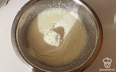 Яйца взбейте до пышной пены. К яичный смеси добавьте муку и разрыхлитель. Аккуратно замешайте тесто.