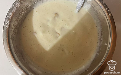 Затем к тесту добавьте 1 столовую ложку растительного масла и нарезанные яблоки. Все ингредиенты перемешайте.