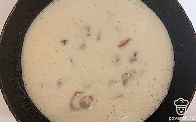 Тесто вылейте в форму, смазанную оставшимся растительным маслом. Отправьте шарлотку выпекаться в духовку на 20 минут при 180 градусах.