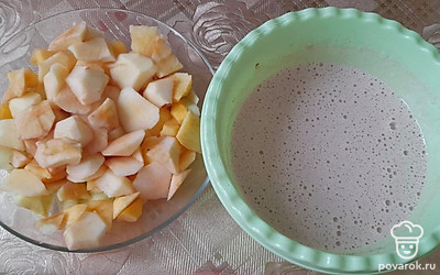 Почистить яблоки от кожуры и порезать дольками. Яйца взбить с сахаром (5 столовых ложек) до образования пены, добавить корицу или ванилин по желанию. Добавить муку. Хорошо все взбить миксером. Тесто должно получиться как на оладьи. Не сильно жидкое и не густое.