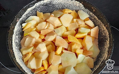 Смазать холодную сковородку подсолнечным маслом, обсыпать сухарями. Выложить яблоки.