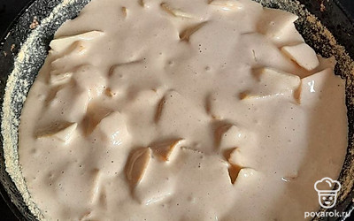 Сверху полить равномерно тесто.