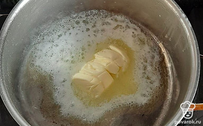 По желанию можно сделать глазурь. Растопить сливочное масло, добавить 2 столовые ложки сахара, какао. Перемешать и добавить молоко. Помешивать не останавливаясь, чтобы не пригорело.