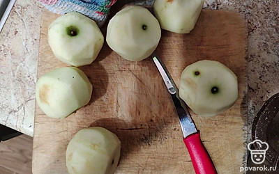 Очищаем яблоко от кожуры и нарезаем на кусочки.