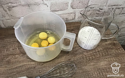 Яйца с сахаром взбейте на миксере.