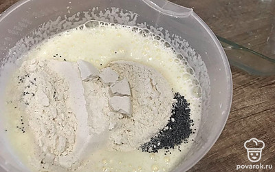 Просеянную муку и хорошо вымесите.
