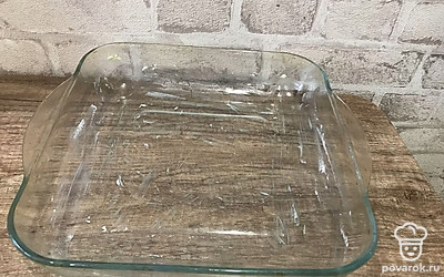 Форму для запекания смажьте маслом сливочным или растительным.