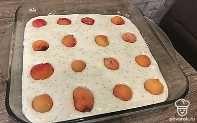 И дольки абрикосов. Я использую замороженные абрикосы, которые мою под тёплой водой и сразу разрезаю пополам. Ставьте в разогретую до 180 градусов духовку на 30 минут.