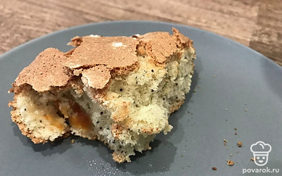 Вот такой пирог получается после приготовления. Хрустящий снаружи и мягкие внутри, мак очень красиво смотрится с абрикосами.