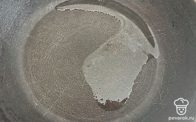 Сковороду смажьте растительным маслом и поставьте на медленный огонь.