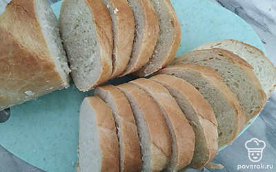 Батон нарежьте, яйца взбейте в пышную массу с сахаром, ванилином, куркумой, корицей, мускатным орехом. Влейте сливки, перемешайте. В форму с пергаментом выложите ломтики батона, между ними положите промытый изюм.