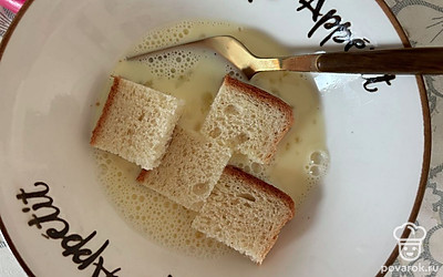 Кусочки хлеба окуните в яичную смесь.