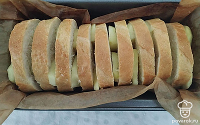 Яблоки очистите от кожуры и семян, нарежьте пластинками потолще и вложите между ломтиками батона. Охлажденное сливочное масло нарежьте пластинками и вложите между яблоками.