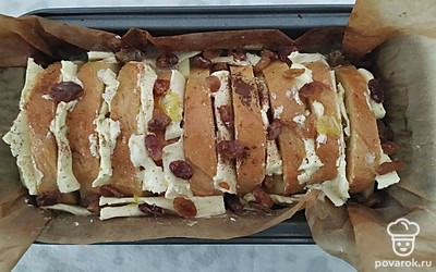 Залейте гармошку сливочно-яичной заливкой, выпекайте 20 минут до подрумянивания. Охлажденную шарлотку посыпьте сахарной пудрой.