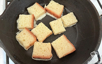 И выложите на сковороду с разогретым растительным маслом.