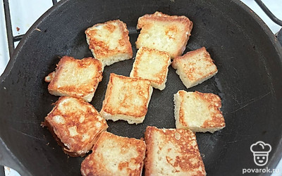 Обжарьте гренки с обеих сторон по 3 минуты.