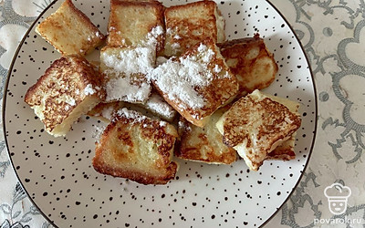 Готовые гренки посыпьте оставшейся сахарной пудрой. 