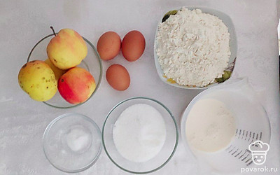 Муку просейте, чтобы насытить ее кислородом, яблоки помойте водой, обсушите бумажным полотенцем и удалите сердцевину и семена.