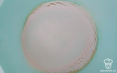 В глубокой миске соедините кефир и соду, перемешайте массу и отложите ее в сторону на 5 минут. Тем временем, в посуде соедините куриные яйца и сахар и активно взбейте массу миксером до пышности. Соедините кефирную смесь с яично-сахарной, добавьте к ней ранее просеянную муку и вымешивайте тесто до гладкости и однородности. Готовое тесто отложите в сторону на 20 минут.