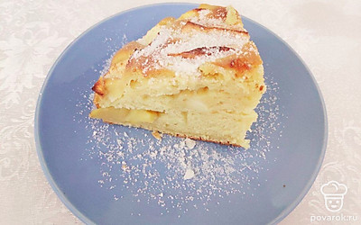 Пышную шарлотку с яблоками на кефире посыпьте сахарной пудрой, полейте растопленным шоколадом и подавайте к столу с чаем или кофе.