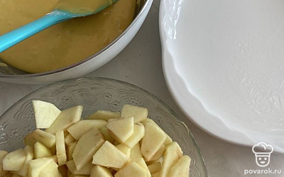 Почистить яблоки, включить духовку на 180 градусов и подготовить форму для выпечки, смазать ее маслом.