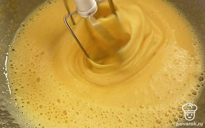 Взбиваем яйца с сахаром до пены, добавляем муку и разрыхлитель.