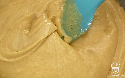 Тесто вымешиваем не миксером, а лопаткой до однородности.