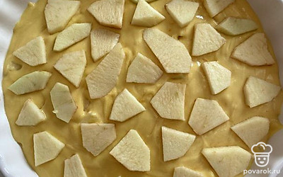 Выкладываем яблоки на дно формы, заливаем тестом, сверху украшаем яблоками. И отправим запекаться на 35-40 минут на 180 градусов.