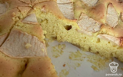 Чтобы пирог был более сочным яблоки лучше класть и на дно формы и сверху.