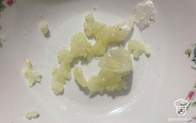 Чеснок пропустите через пресс.