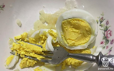 Добавьте одно вареное яйцо, разомните все вилкой.