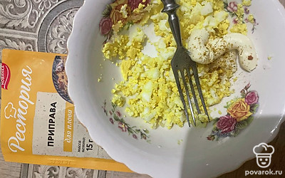 Добавьте майонез и специи для плова. Начинка готова.