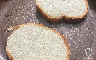 Два ломтика багета подсушите на сковороде.