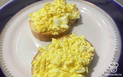 Выложите начинку на ломтики багета.