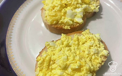 Подавайте сразу, пока багет теплый.