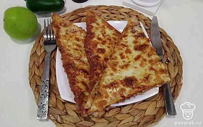 Выложите готовые чебуреки в тарелочку. В нашей семье чебуреки мы едим как отдельное блюдо. Готовьте, пробуйте. Приятного аппетита вам!